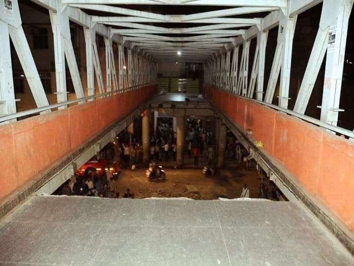 मुंबई में फुटओवर ब्रिज गिरा,