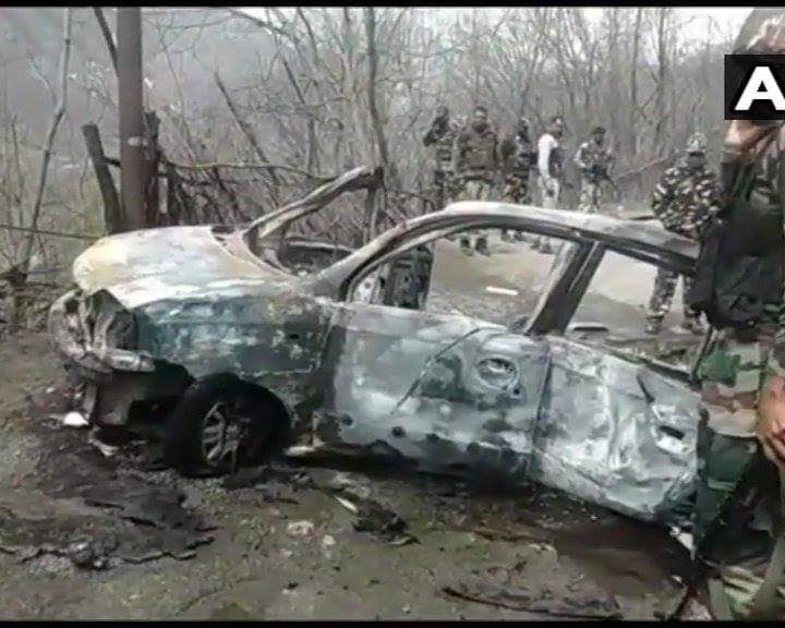 जम्मू-कश्मीर के बनिहाल में एक कार में हुआ धमाका। पास से ही गुज़र रहा था CRPF का क़ाफ़िला।