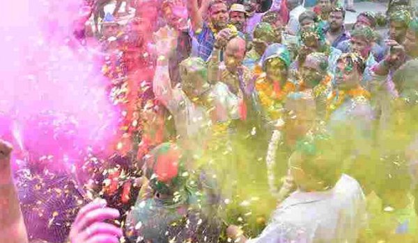 कानपुर का गंगा मेला इस शहर में 8 दिनों तक मनाई जाती है होली, इसके पीछे की कहानी है बड़ी ही दिलचस्प