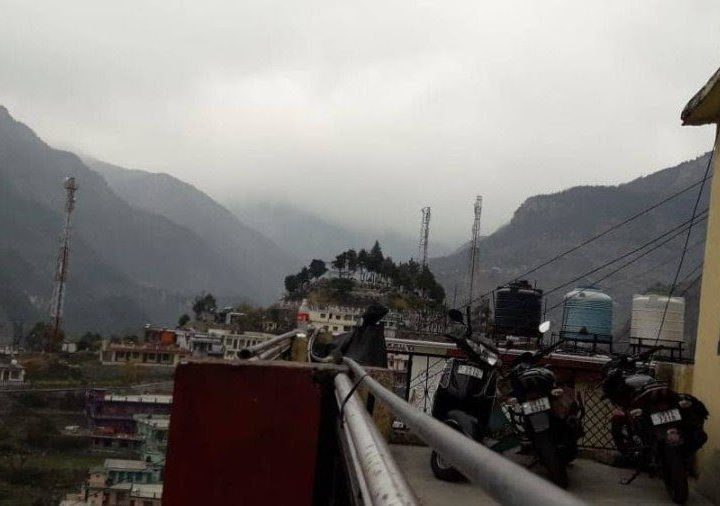 उत्तराखंड में मौसम ने करवट बदली रुक कर बारिश हो रही है बर्फबारी होने के आसार