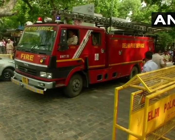शास्त्री भवन में लगी आग उस बिल्डिंग में बहुत सरकारी मुख्यालय हैं और सरकारी दफ्तर हैं