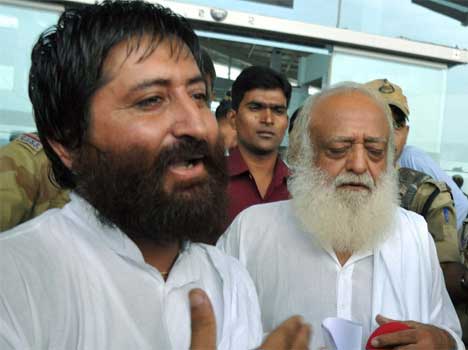 एक लाख जुर्माना के साथ उम्र कैद आशाराम के बेटे नारायण साईं को सूरत कोर्ट ने सजा सुनाई।