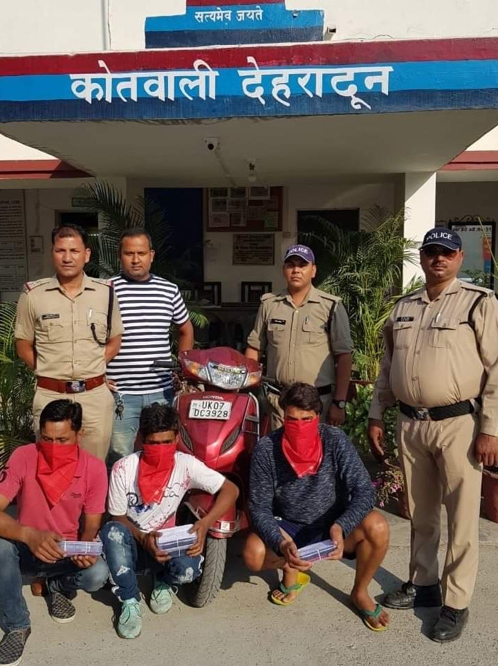 मोबाइल_छीन_कर_भागने_वाले_02_अभियुक्तो_को_लूट_की_स्कूटी_व_मोबाइल_के_साथ_पुलिस_ने_गिरफ्तार_किया
