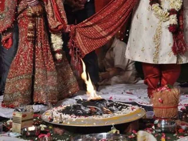 नवविवाहिता युवती फेरे लगवाने वाले पंडित के साथ भागी