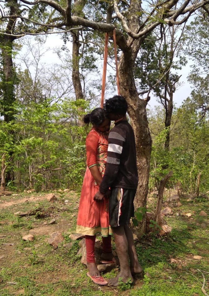 एक ही चुनरी से प्रेमी जोड़े ने लगायी फाँसी