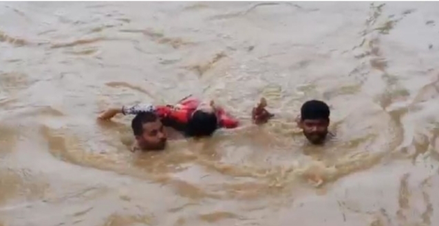 सेल्फी लेते नदी मे गिरी युवती , युवकों ने बचायी जान -छग