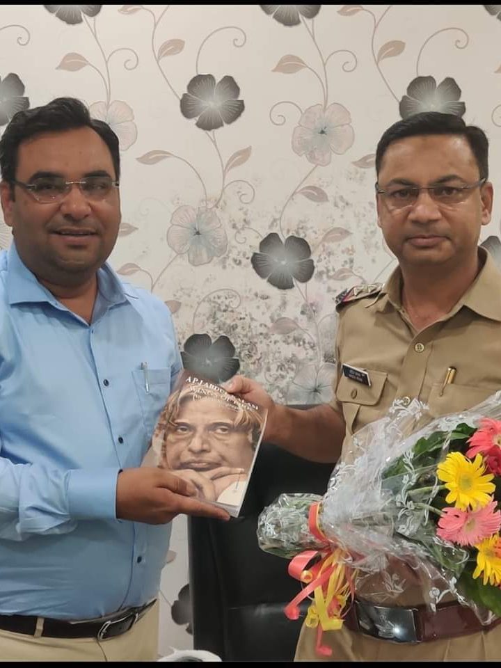“खाकी में इंसान -SHO देहरादून कैंट नदीम भाई साहब, चौकी प्रभारी बिंदाल विवेक राठी जी, SI ताजवर नेगी जी और आरक्षी पोपिन कुमार जी की तीन माह की अथक मेहनत रंग लाई गुमसुदा बच्चा बरामद