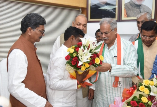 नवनिर्वाचित विधायक को विधानसभा अध्यक्ष ने दिलाई शपथ