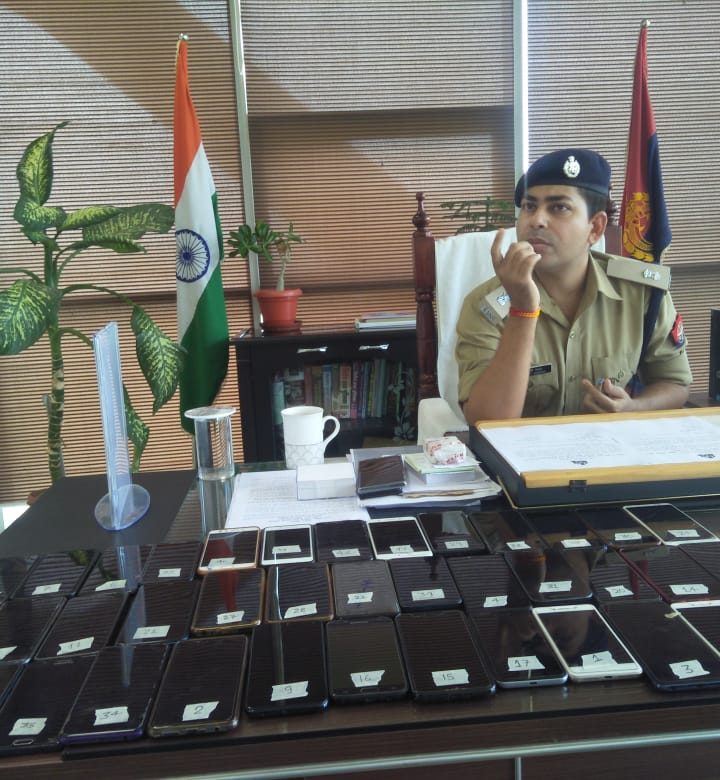 आधुनिक तकनीक gprs ट्रैकिंग और सर्विलांस की मुसदैद लखनऊ स्पेशल सर्विलांस सेल टीम द्वारा धनतेरस के अवसर पर 51 गुमशुदा मोबाइल बरामद कर उनके मालिक शिकायत कर्ताओं को सौंपे