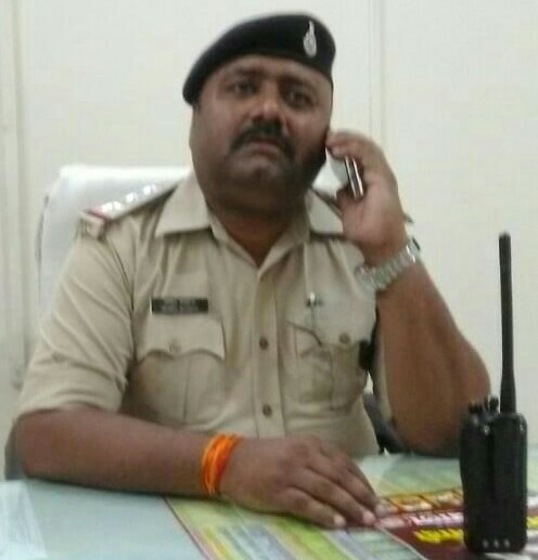 कोलगवां टीआई मोहित सक्सेना ने दिखाया पत्रकार को अपनी खाकी वर्दी का रुतबा।एडिशनल एसपी ने कहा फिलहाल उन्हें ऐसा नहीं करना चाहिए