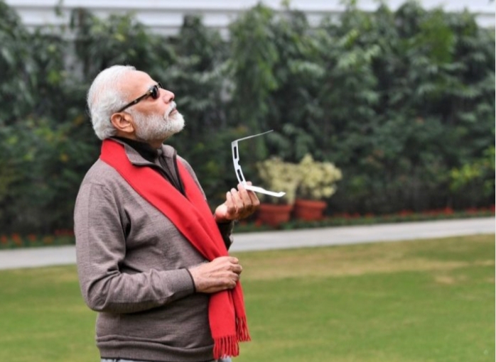 प्रधानमंत्री ने खास चश्मा लगाकर देखा आज का सूर्य ग्रहण
