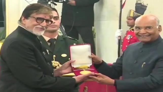 राष्ट्रपति के हाथों दादा साहेब फाल्के अवार्ड से सम्मानित हुये अमिताभ बच्चन