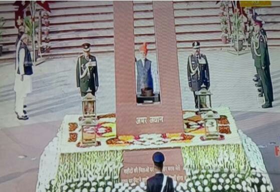 राष्ट्रीय युद्ध स्मारक पर शहीदों को श्रद्धांजली देने पहुँचे प्रधानमंत्री