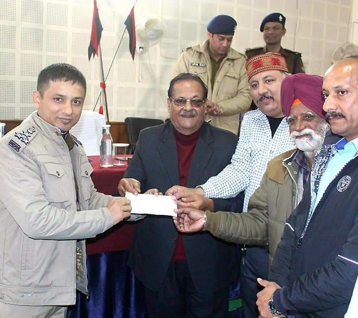 प्रेमनगर तथा नेहरूकॉलोनी में हुई लूट की घटनाओं के त्वरित अनावरण पर सर्राफा मंडल द्वारा किया गया दून पुलिस को सम्मानित