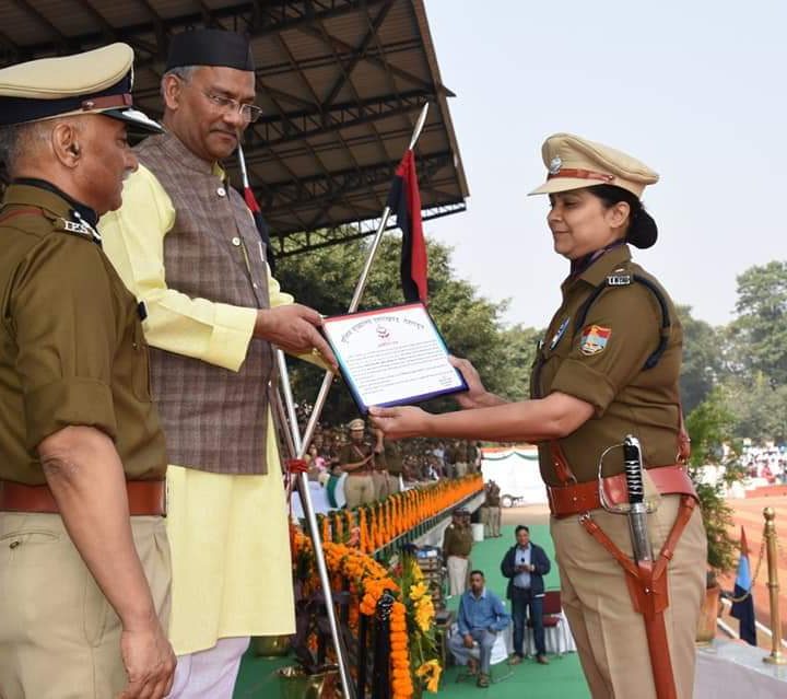 थाना राजपुर क्षेत्र में हुई डकैती की घटना के खुलासे वो भी बहुत कम समय पर श्रीमती श्वेता चौबे पुलिस अधीक्षक नगर देहरादून माननीय मुख्यमंत्री महोदय द्वारा प्रशस्ति पत्र देकर सम्मानित किया गया।