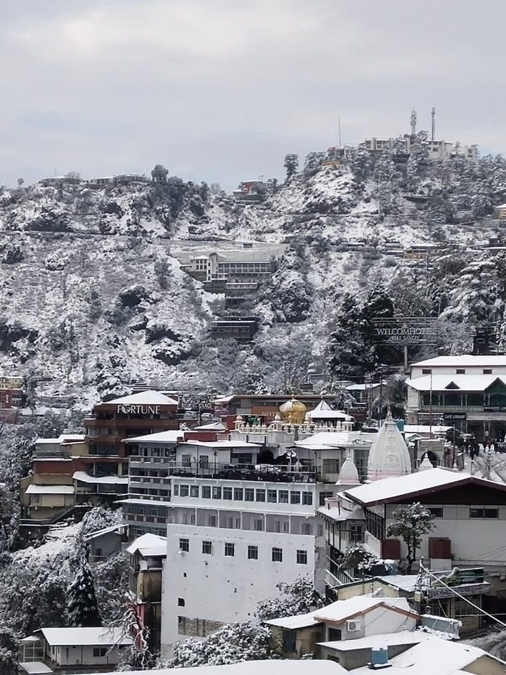 कल रात पूरी उत्तराखंड पहाड़ी इलाकों में बर्फीली तूफान और बारिश का कहर रहा मसूरी बर्फ से सफेद हुई
