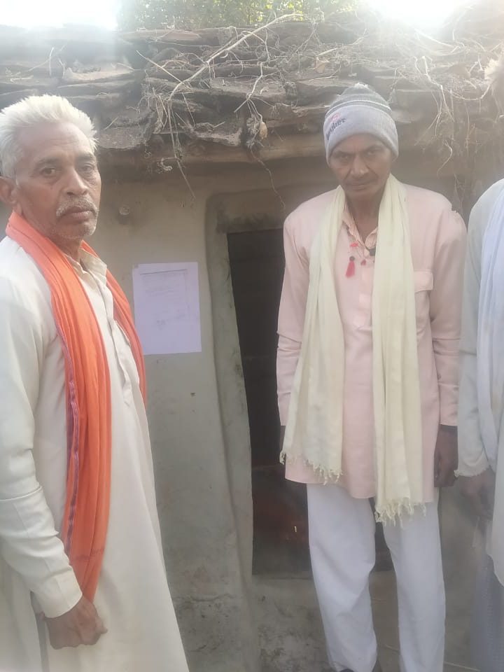 पुलिस ने फरार चल रहे हत्याअभियुक्त के बिरूध्द कुर्की की कार्यवाही की नोटिस जारी कर घर में जा चस्पा किया
