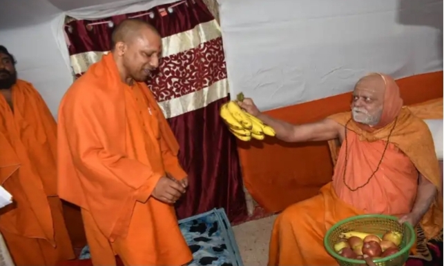 मुख्यमंत्री आदित्यनाथ ने पुरी शंकराचार्य से लिया आशीर्वाद