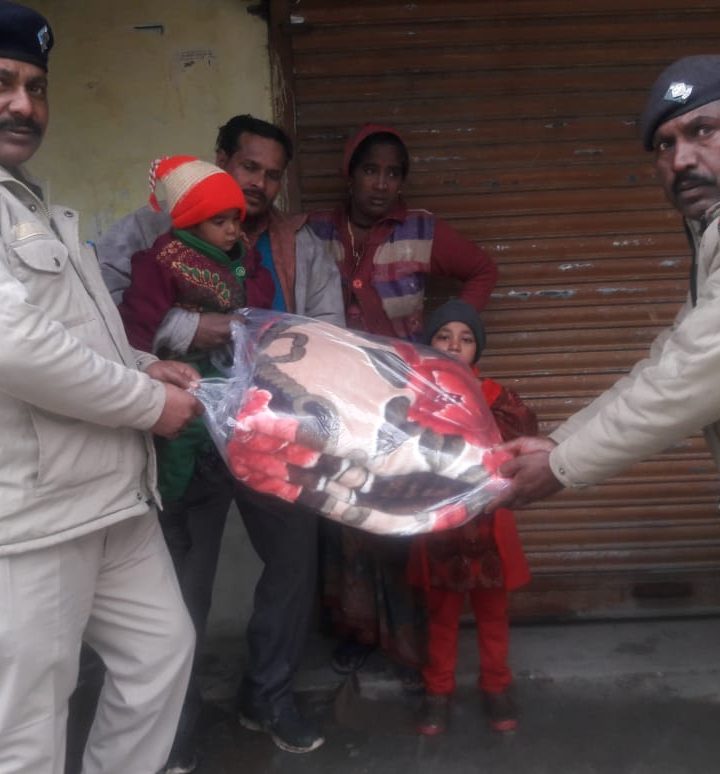 पुलिस अधीक्षक रुद्रप्रयाग के निर्देशन में रुद्रप्रयाग पुलिस द्वारा एक बार फिर मानवता को साकार करते हुए असहाय व अनाथ बच्चों को बांटे कंबल