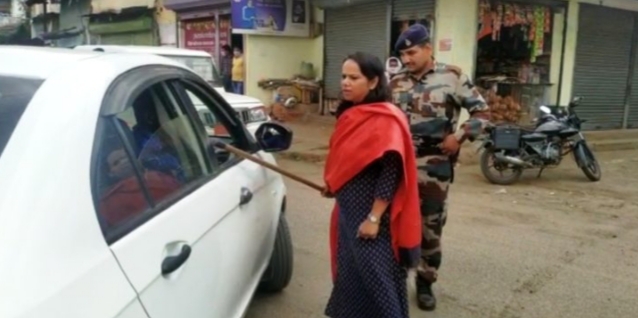 लोगों को समझाने कलेक्टर उतरी सड़कों पर