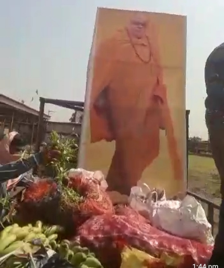 आदि शंकराचार्य जयंती पर पुरी शंकराचार्य के शिष्यों ने किया सब्जी वितरण