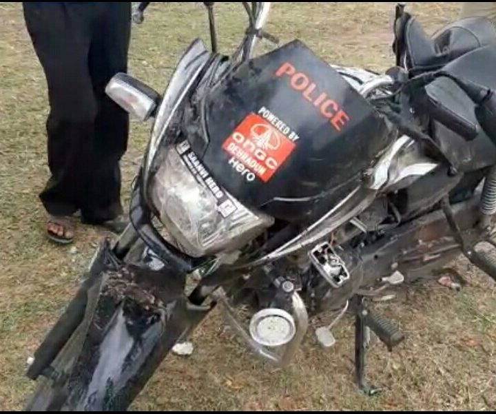 सैलरी लेने पहुंचे मजदूरों और मालिक की कहासुनी मैं मौके पर पहुंची पुलिस पर पथराव चीता पुलिस पर मजदूरों और शरारती तत्वों ने किया पथराव दो पुलिसकर्मी घायलचीता पुलिस पर मजदूरों और शरारती तत्वों ने किया पथराव दो पुलिसकर्मी घायल