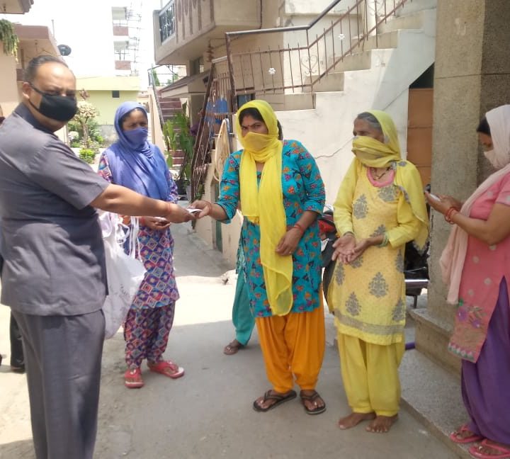 दिगंबर जैन महासमिति का उत्तर प्रदेश उत्तरांचल द्वारा उसके मुख्य सेवा संयोजक कार्यक्रम के श्री सचिन जैन जी ने आज बालावाला , हरा वाला स्थित क्षेत्रवासियों को सैनिटाइजर एवं डॉक्टर शैलेंद्र कोशिक के सहयोग से दवाई वितरित की गई