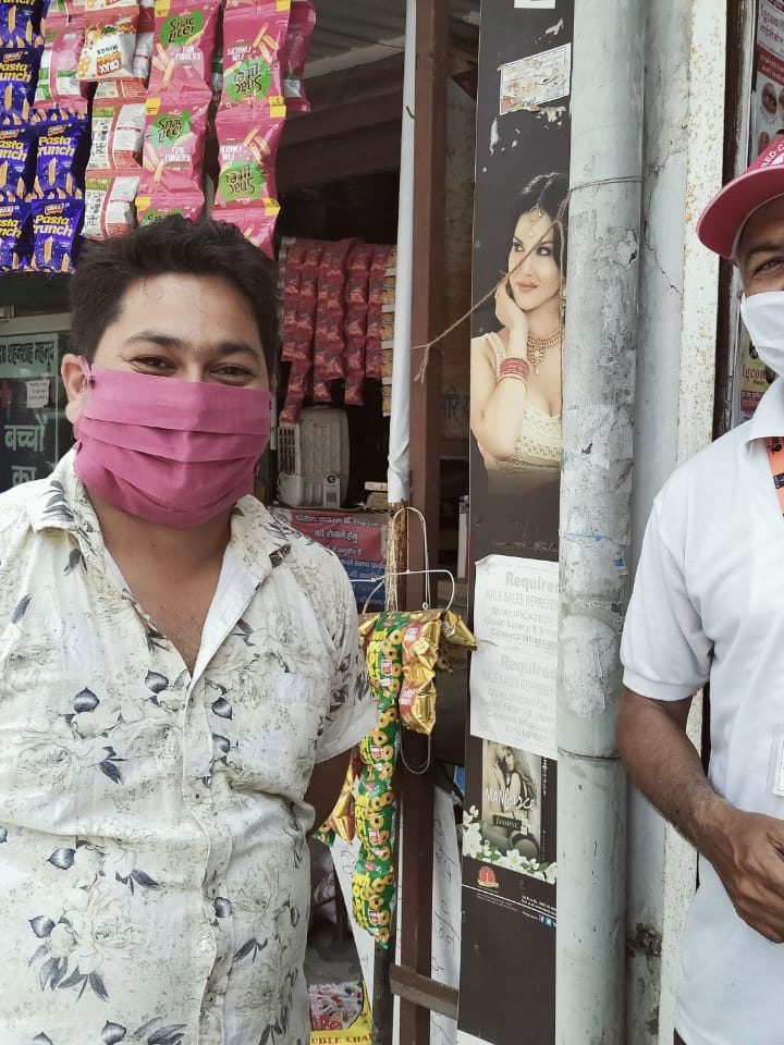 जूनियर रेड क्रॉस की टीम के द्वारा सहसपुर क्षेत्र में बांटा गया सैनिटाइजर तथा मास्क