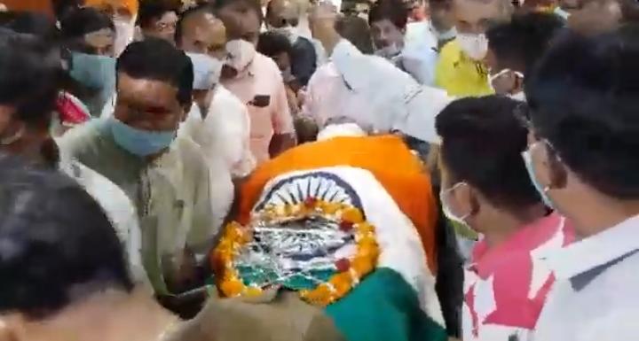 पूर्व मुख्यमंत्री का पार्थिव शरीर अस्पताल से रवाना