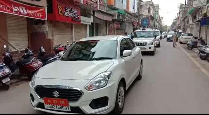 लाकडाऊन के नियमों का पालन कराने सड़कों पर निकले कलेक्टर