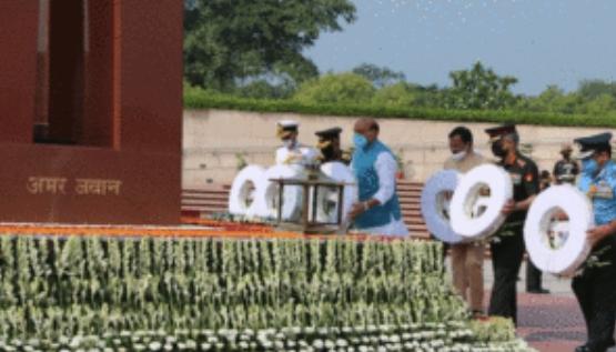 रक्षामंत्री सहित तीनों सेना प्रमुखों ने दी कारगिल शहीदों को श्रद्धांजलि
