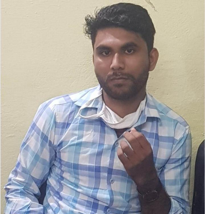बाबू को घुस लेते एसीबी टीम ने किया गिरफ्तार