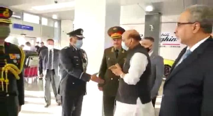 हाथ मत मिलाईये , नमस्ते करिये – राजनाथ सिंह