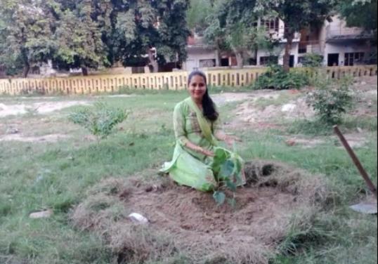 शिक्षक दिवस पर गाजियाबाद की हर्षप्रभा ने लगाया पीपल पौधा