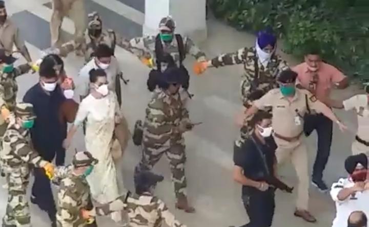 कड़ी सुरक्षा के बीच कंगना पहुँची मुम्बई