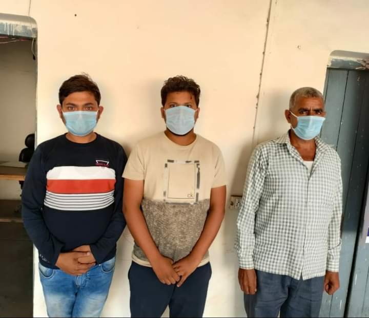 दूनपुलिस द्वारालोगों कोबीमा पॉलिसीव अन्यउपहारों काप्रलोभन देकरउनसे ठगीकरने वाले_03 शातिरअभियुक्त गिरफ्तारअभियुक्तों के कब्जे सेनगदी वअन्य सामग्री बरामद
