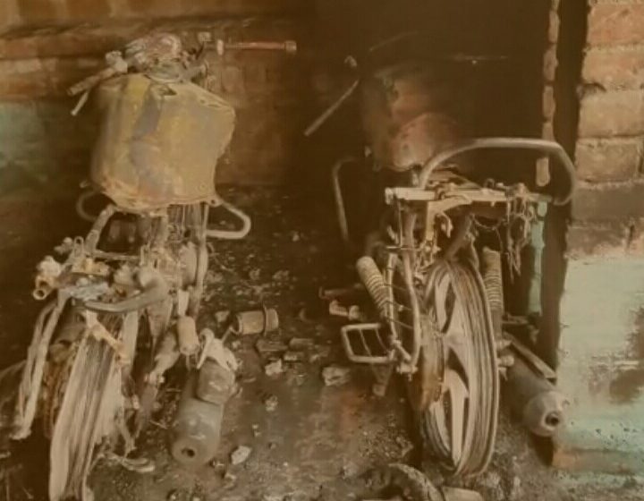 दरवाजे के सामने खड़ी गाड़ियों में अराजकतत्वों ने लगाई आग