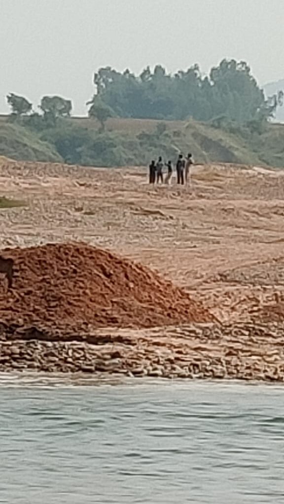 जिलाधिकारी बांदा ने ट्विटर में दी खनन माफियाओं को क्लीनचिट