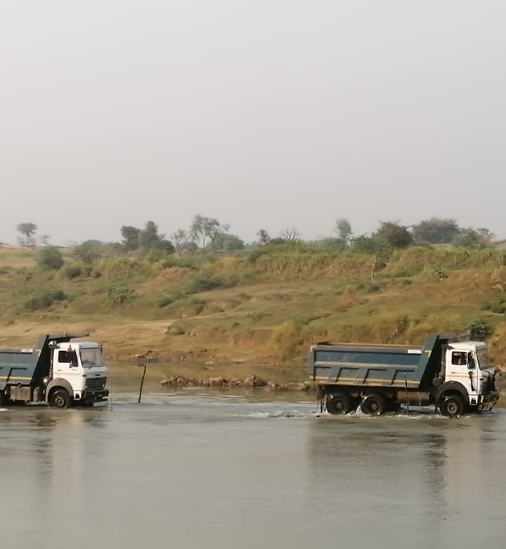 एक के बाद एक मजदूर को लील रही बालू की अबैध खदानेइन पर अंकुश लगाने हेतु अभी और कितने मजदूरों की जान का प्यासा है जिला प्रशासन बांदा