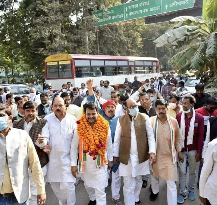 बिधान परिषद के लिए कांग्रेस प्रत्याशी ब्रजेश कुमार सिंह ने लखनऊ मंडलायुक्त के यहां पर्चा दाखिल किया