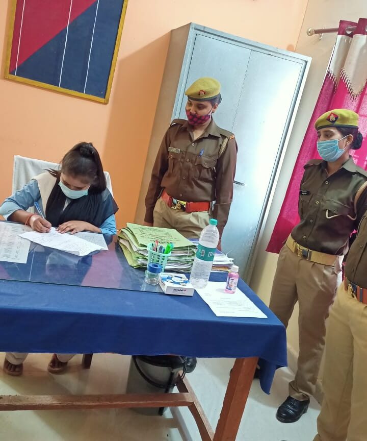 मिशन शक्ति के अंतर्गत छात्र छात्राओं को वर्ल्ड चिल्ड्रन डे के अवसर पर बनाया गया एक दिन का थानेदार