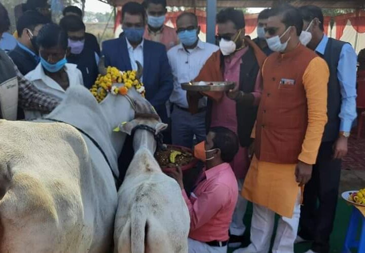 अधिकारियों ने ग्रामीणों संग गौ पूजन किया