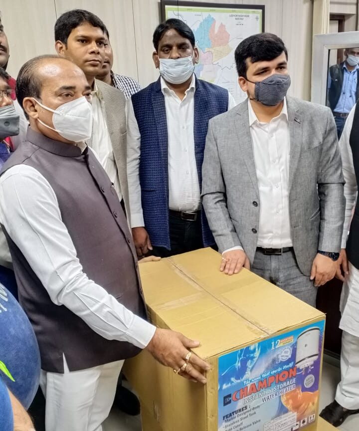लखनऊ नगर निगम के शेल्टर होम्स के लिए आदर्श व्यापार मंडल ने नगर आयुक्त को गीज़र प्रदान किए