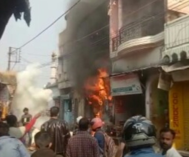 लखनऊ : बाजारखाला में पेंट की दुकान में भीषण आग, वेल्डिंग के दौरान निकली चिंगारी से सब राख-पेंट के कारण फैले दमघोंटू धुंए से हलकान हुए लोग