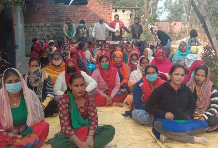 महिलाओं को घर घर रोजगार मास्क, थैला बनाने के लिए बैठक का आयोजन झंगोरा प़ाइवेट लिमटेड कम्पनी के तरफ से किया गया