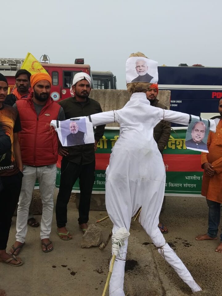 किसान आंदोलन में गुस्साए किसानों के द्वारा उनकी मांगे पूरी ना होने के कारण आज किसानों एवं बुंदेलखंड किसान यूनियन धरना स्थल पर पुतला दहन किया गया।