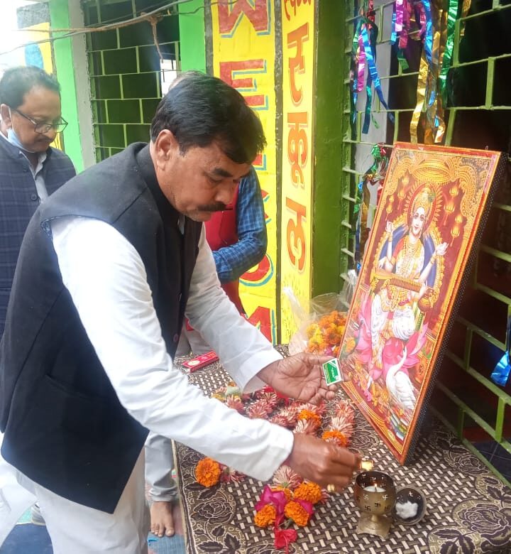 नरैनी भाजपा विधायक ने उच्च प्राथमिक विद्यालय पुकारी में सरस्वती प्रतिमा में दीप प्रज्वलित कर बच्चों को बांटे निशुल्क जूते मोजे एवं ड्रेस