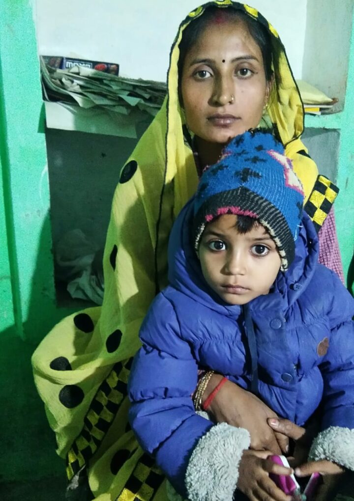 दहेज लोभियों ने बहू को घर से निकाला कार्रवाई करने की बजाए पुलिस बनी मूक दर्शक