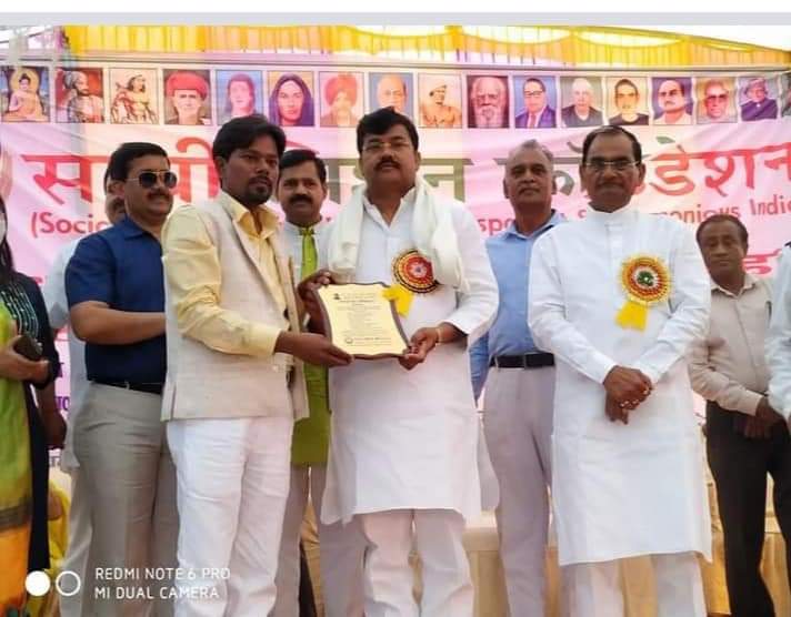 साथीमिशन द्वारा संविधानकीप्रस्तावना पर दीपप्रज्ज्वलन, पुष्पांजलि एवम राष्ट्रगान के साथ मेधावी छात्रों को किया गया सम्मानित- फतेहपुर यूपी