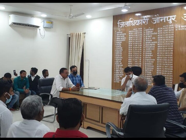 पत्रकार उत्पीड़न के संबंध में कलेक्ट्रेट कचहरी परिसर स्थित पत्रकार भवन में हुई चर्चा